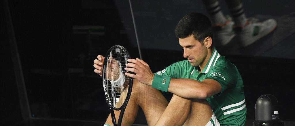 Djokovic sigue encerrado en Australia y su situación se resuelve el lunes