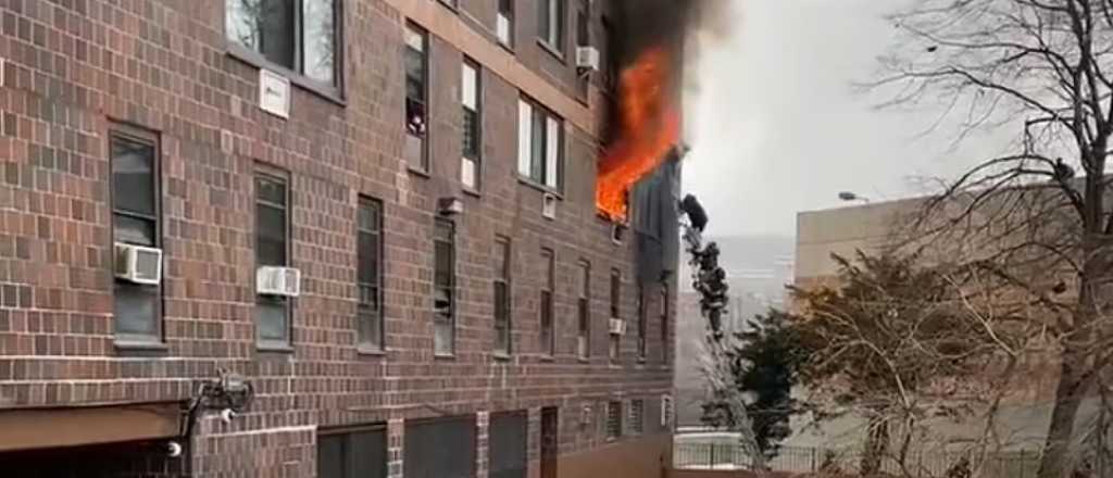 Al menos 19 muertos y más de 60 heridos al incendiarse un edificio de Nueva York