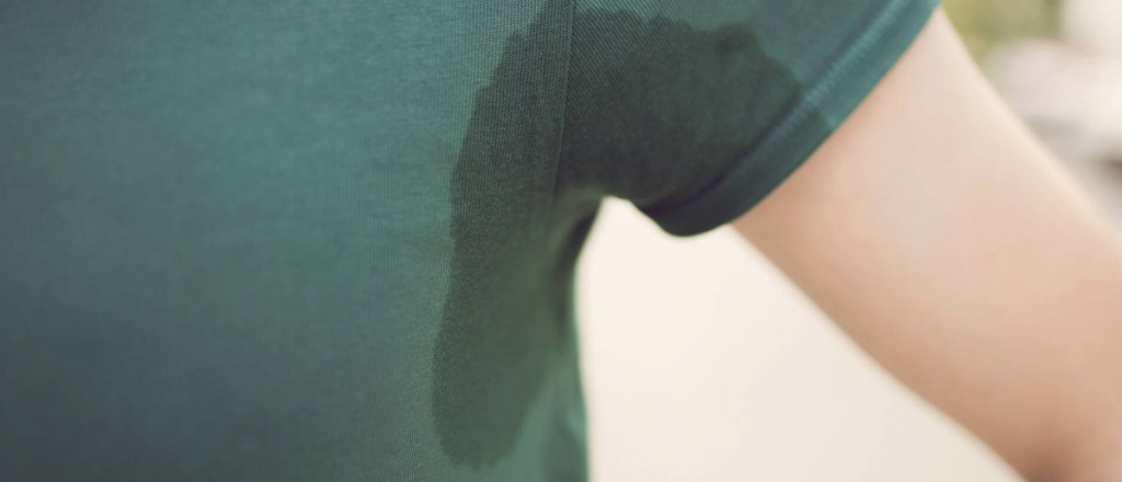 Todos hablan de este truco para sacar las manchas de transpiración