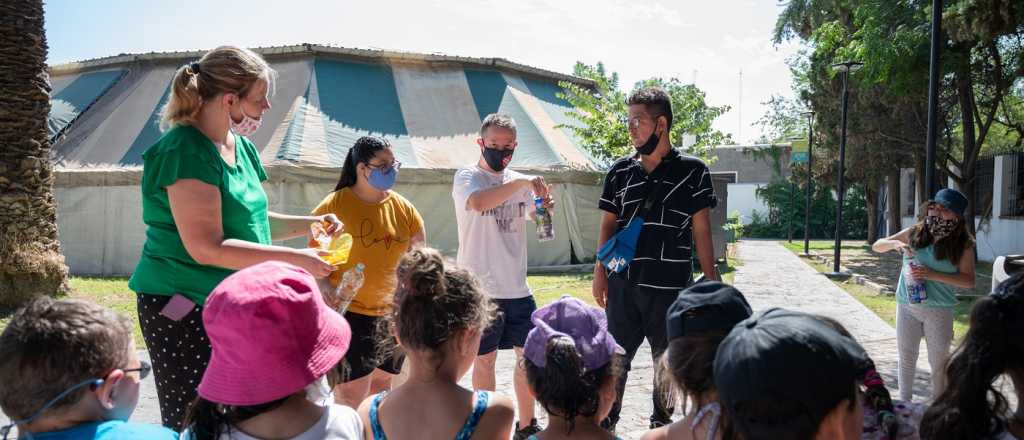 Niños de Ciudad aprendieron a armar "botellas de amor"