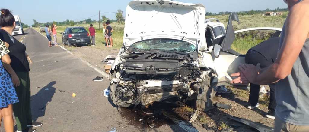 Chocaron de frente dos vehículos en Alvear y hay 5 heridos