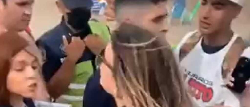 Video: la gente evitó que municipales le sacaran los churros a un vendedor