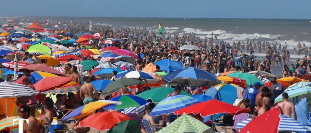 Video: un helicóptero pasó cerca de turistas y voló sombrillas en Gesell