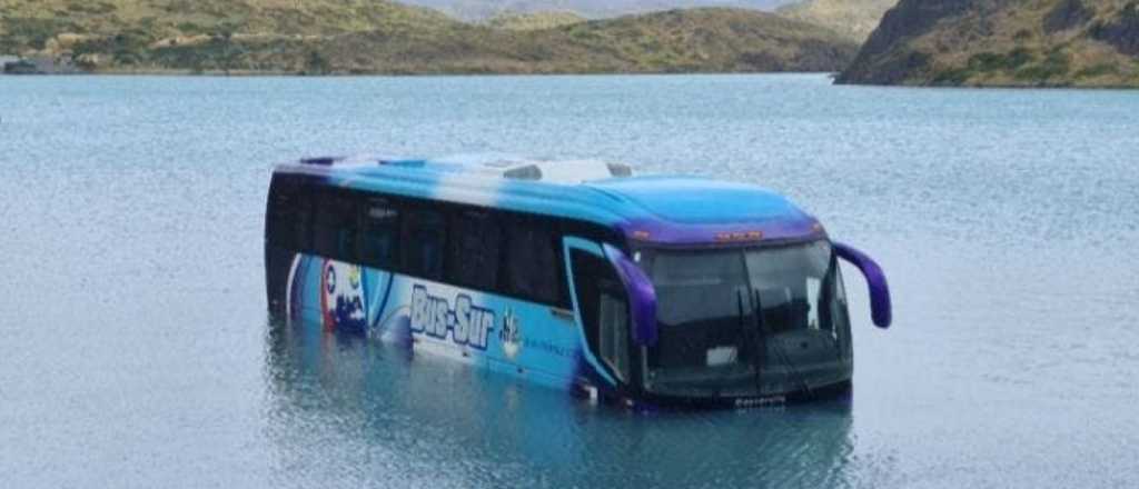 Un colectivo cayó en el lago de Parque Torres del Paine en Chile