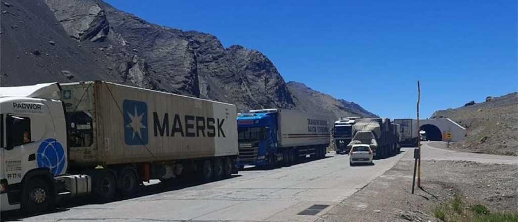 Video: camioneros argentinos dicen que Chile los aisla sin baño ni comida