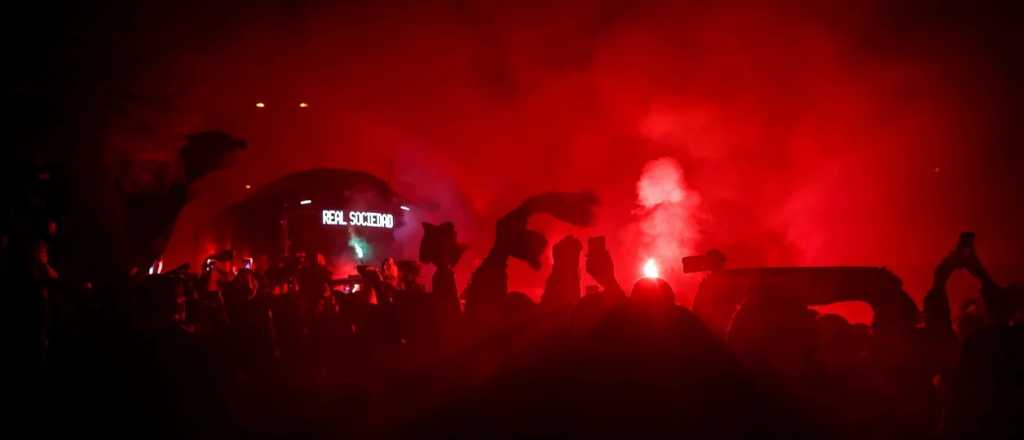 Videos: le tiraron piedras al micro de Atlético de Madrid y el Cholo enloqueció