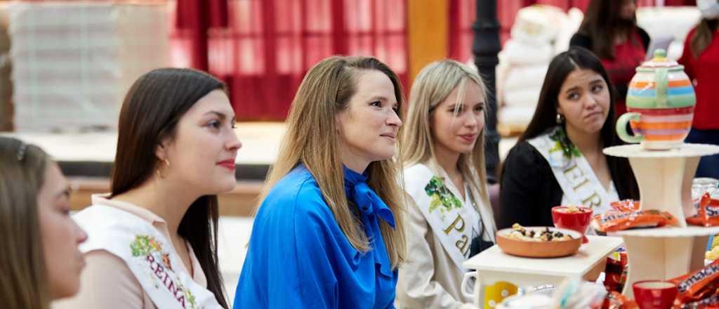 Las 12 reinas de Las Heras tomaron el té con Wanda Kaliciñski