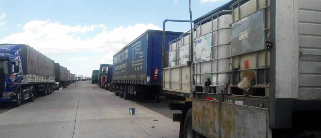 Camioneros cumplen 10 días esperando una solución para cruzar a Chile