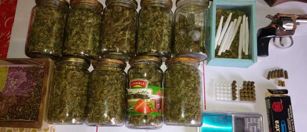 Marihuana, armas y una detenida en allanamientos en Ciudad y Maipú