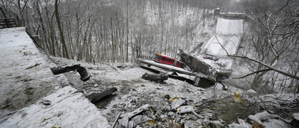 Rescate dramático en un puente de 50 años que se derrumbó en EEUU