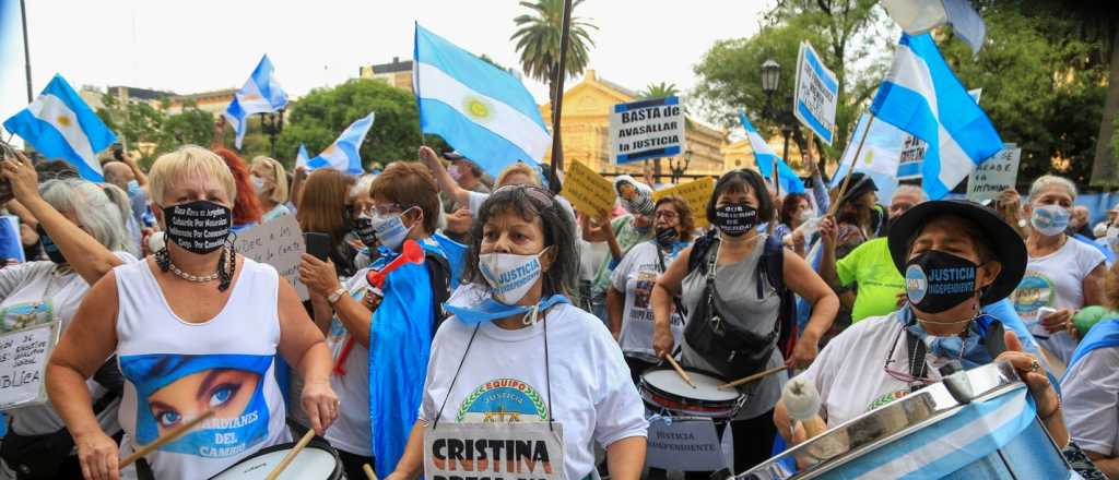 La oposición realizó la "contramarcha" en defensa de la Corte