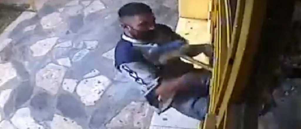 Video: quiso robar en una panadería pero lo sacaron a escobazos