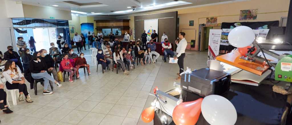 Emprendedores uspallatinos recibieron equipamiento para trabajar