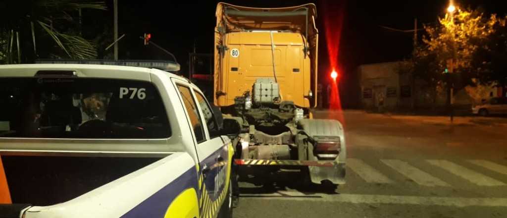 Un camionero manejaba borracho, quiso huir y fue detenido en Guaymallén