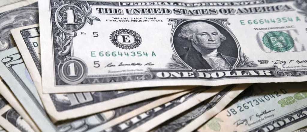 El dólar blue cerró este viernes con una baja de un peso 