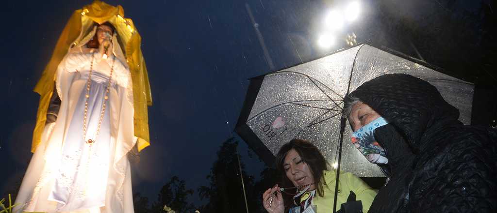 A pesar de la lluvia, los feligreses acompañaron a la Virgen de Lourdes