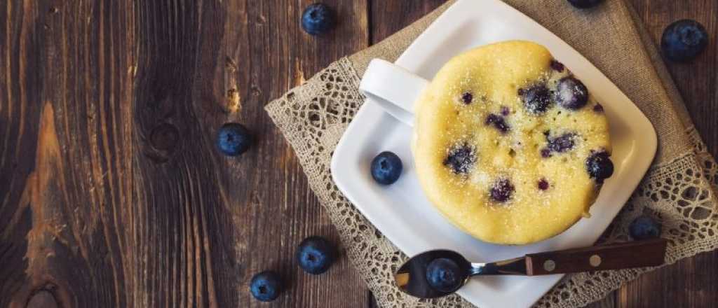 Mug Cake de arándanos para hacer en dos minutos y sin harina