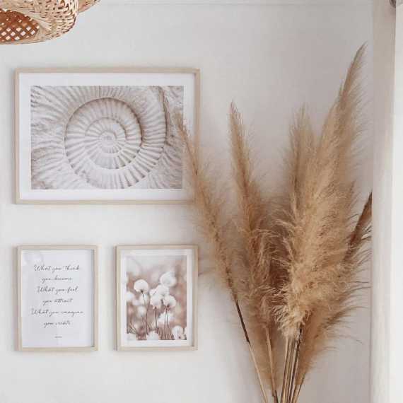 Hoja de palma seca y pampas secas en florero florero blanco. decoración  minimalista de diseño de interiores.