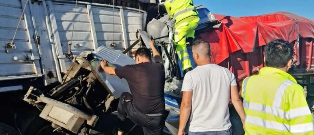 Corte total en autopista Acceso Oeste por el choque de dos camiones