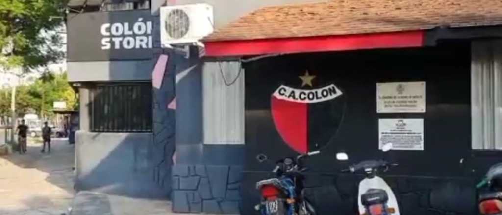 Atacaron a tiros la sede de Colón y pintaron amenazas: "Dirigentes ¿entramos?"