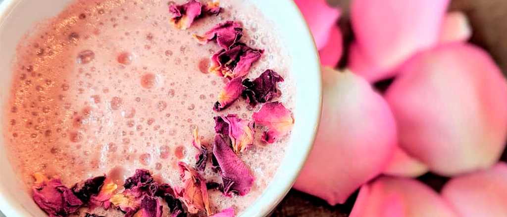 Qué es la "Pink Moon Milk", la bebida rosa que te ayuda a dormir