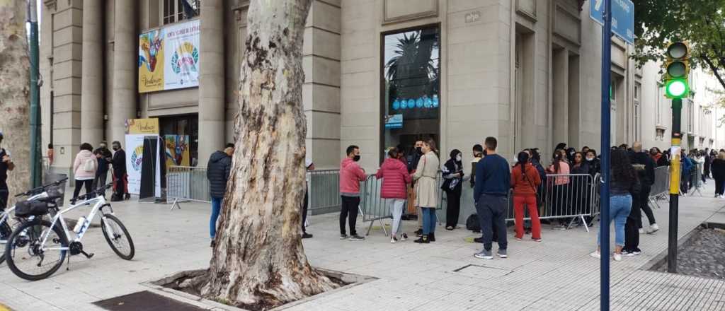 A pesar de la lluvia, los mendocinos hacen cola por entradas 