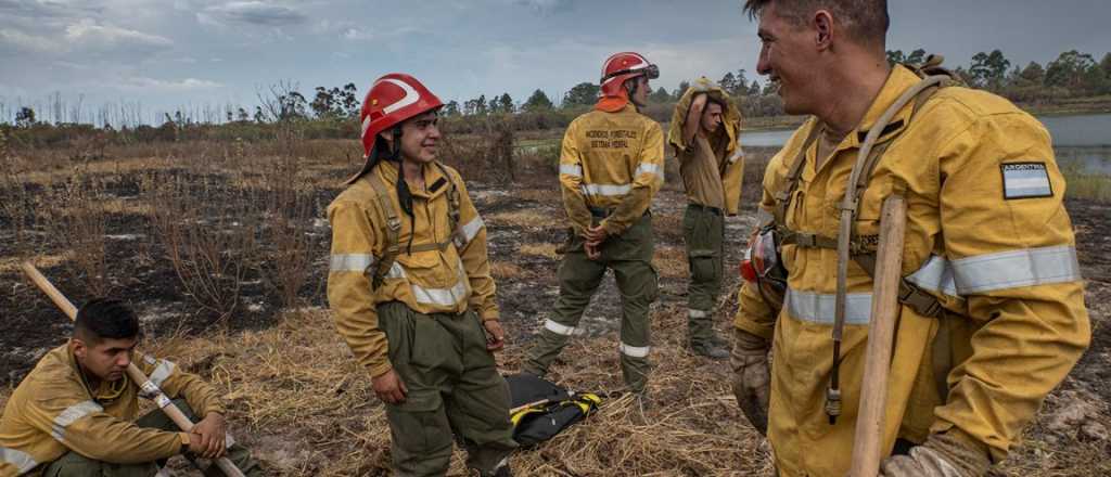 Videos: llovió en Corrientes y el festejo de los bomberos emociona al país