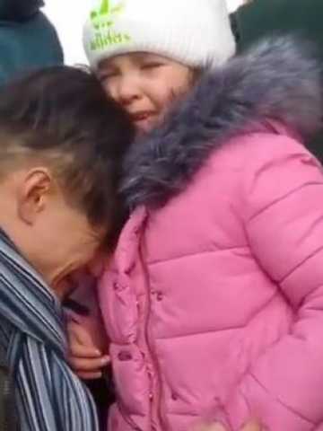 Video: el dolor de un padre antes de marcharse a pelear por Ucrania -  Mendoza Post