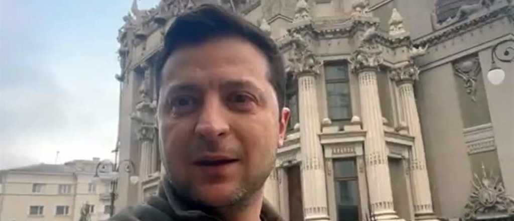 Video: el presidente Zelensky volvió a filmarse en la calle en Kiev