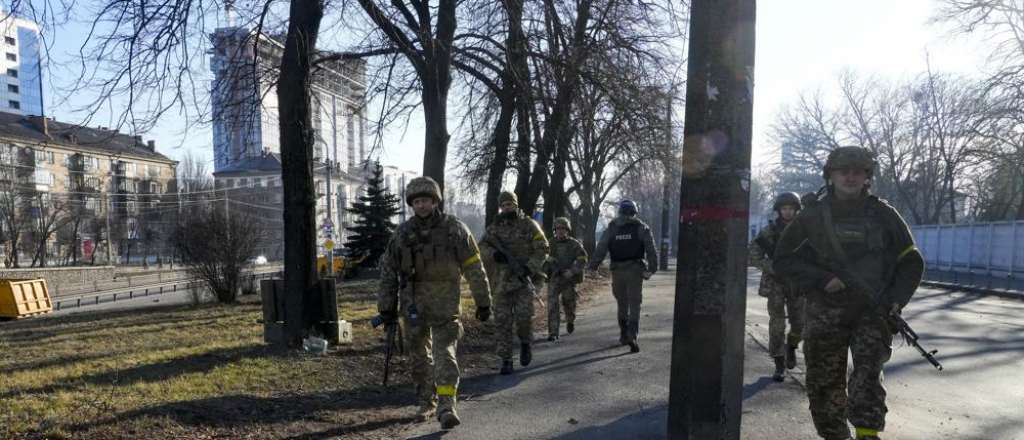 Toque de queda en Kiev y Turquía prohíbe el paso de buque rusos