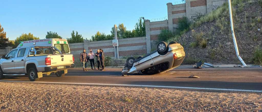 Volcó un automovilista en una de las subidas al Corredor del Oeste