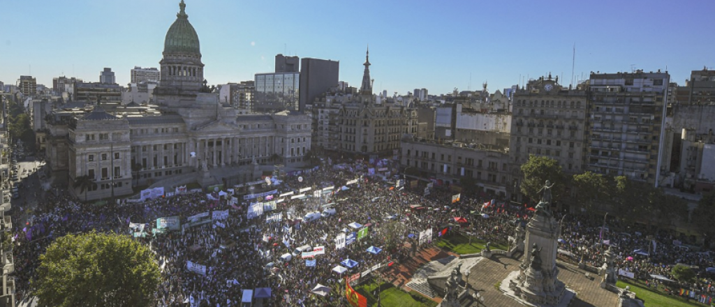 Multitudinaria marcha del #8M en el Congreso