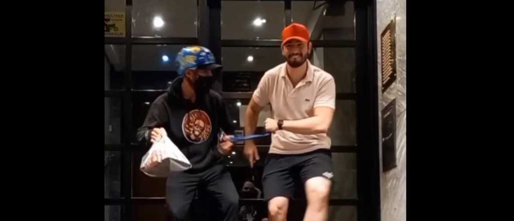 Video: el joven del delivery que entrega pedidos bailando