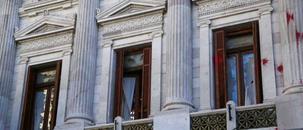 Apedrearon el despacho de Cristina en el Senado 