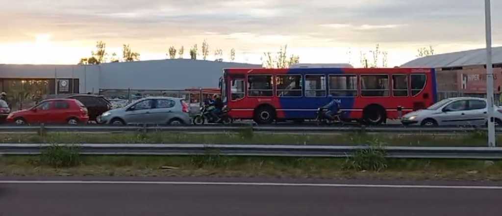 Cuádruple choque entre un micro y tres autos en Acceso Sur: 12 heridos