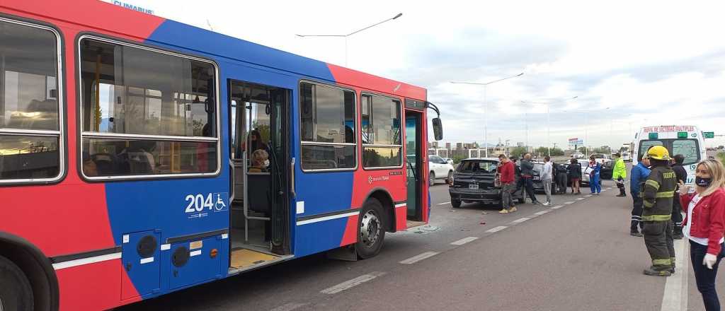 Cuádruple choque entre un micro y tres autos en Acceso Sur: 12 heridos