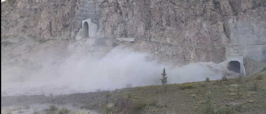 Impresionantes videos: así limpian el fondo del Dique Potrerillos