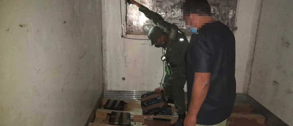 Dos camioneros intentaron ingresar 95 kilos de hojas de coca a Mendoza