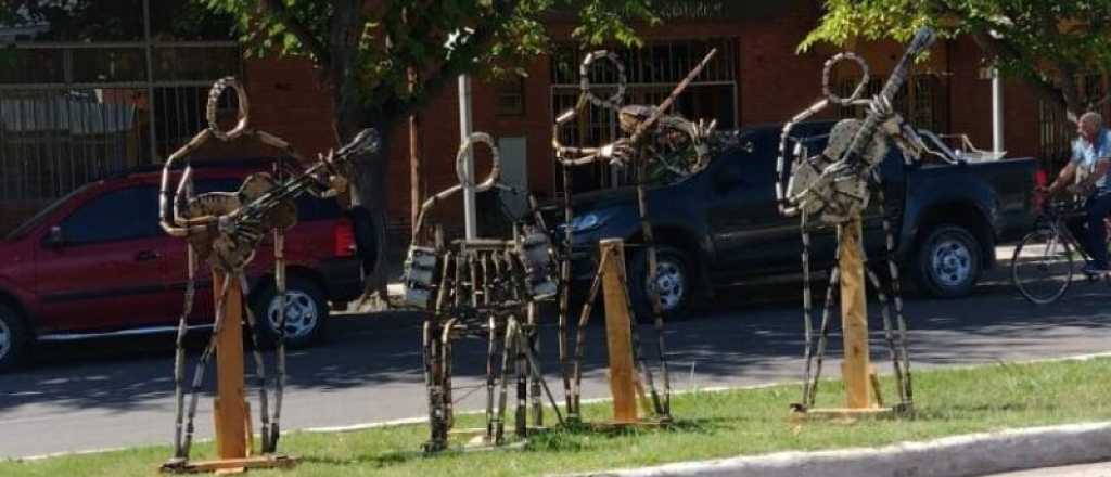 Video: un hombre robó una escultura en Tunuyán y huyó en bicicleta