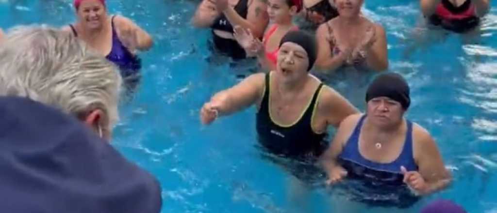 Video: Alberto visitó una clase de gimnasia acuática y no se lo perdonaron