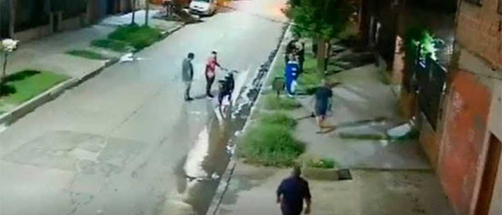 Video: atropelló a una mujer para robarle, lo atraparon y fue molido a golpes