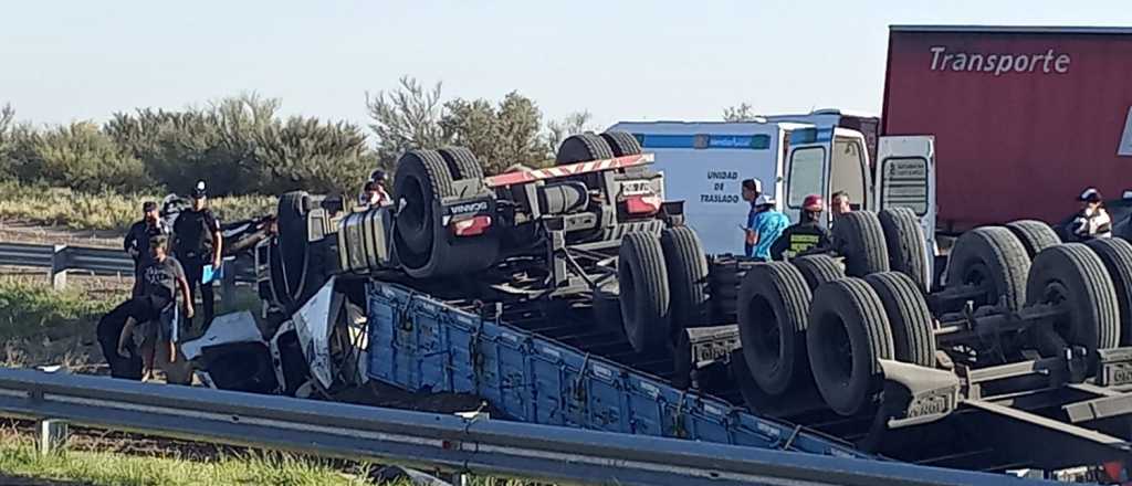 Murió un hombre al volcar un camión en ruta 7, a la altura de Santa Rosa