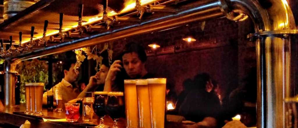 Un famoso bar de la Arístides se expande con nuevos locales