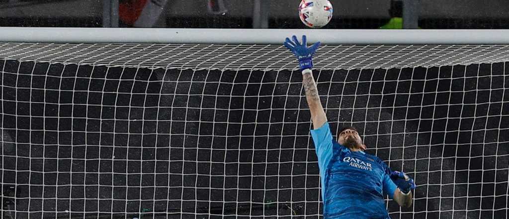 Video: espectacular atajada de Rossi, héroe total, en el final del Superclásico