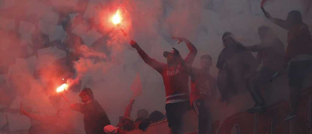 El Monumental podría ser clausurado por las bengalas y exceso de público