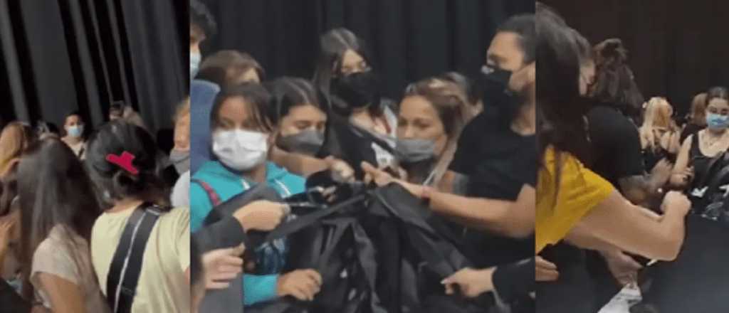 Video: pelea entre mujeres en una feria de carteras en Palermo