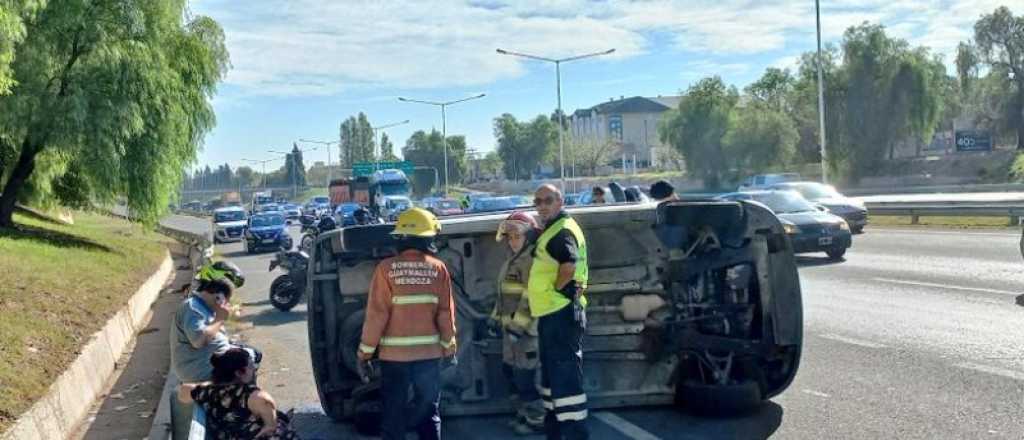 Vuelco y caos vehicular en el Acceso Sur