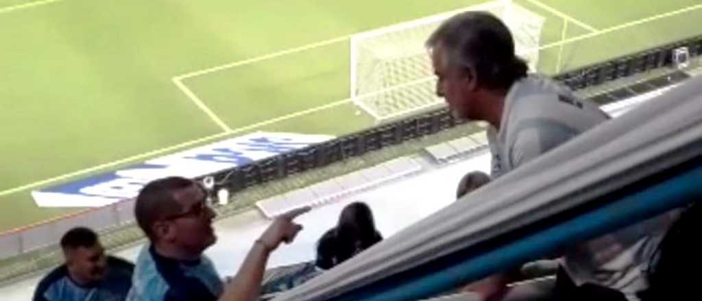 Video: hinchas de Racing echaron de la cancha a un ex intendente abusador