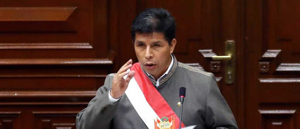 Castillo dio marcha atrás al toque de queda en Perú