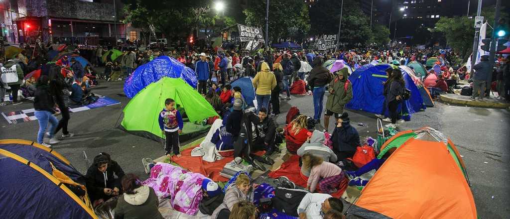Piqueteros seguirán dos días más de acampe en CABA para pedir planes